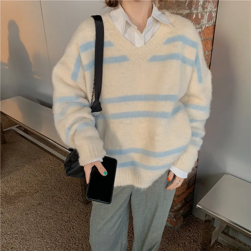 2022 Women Loose Knit V-neck Blue and White Striped Pullover Sweater Ladies Autumn Winter Oversized New Loose Pullover Sweater
2022 Women Loose Knit V-neck Blue and White Striped Pullover Sweater Ladies Autumn Winter Oversized New Loose Pullover Sweater
