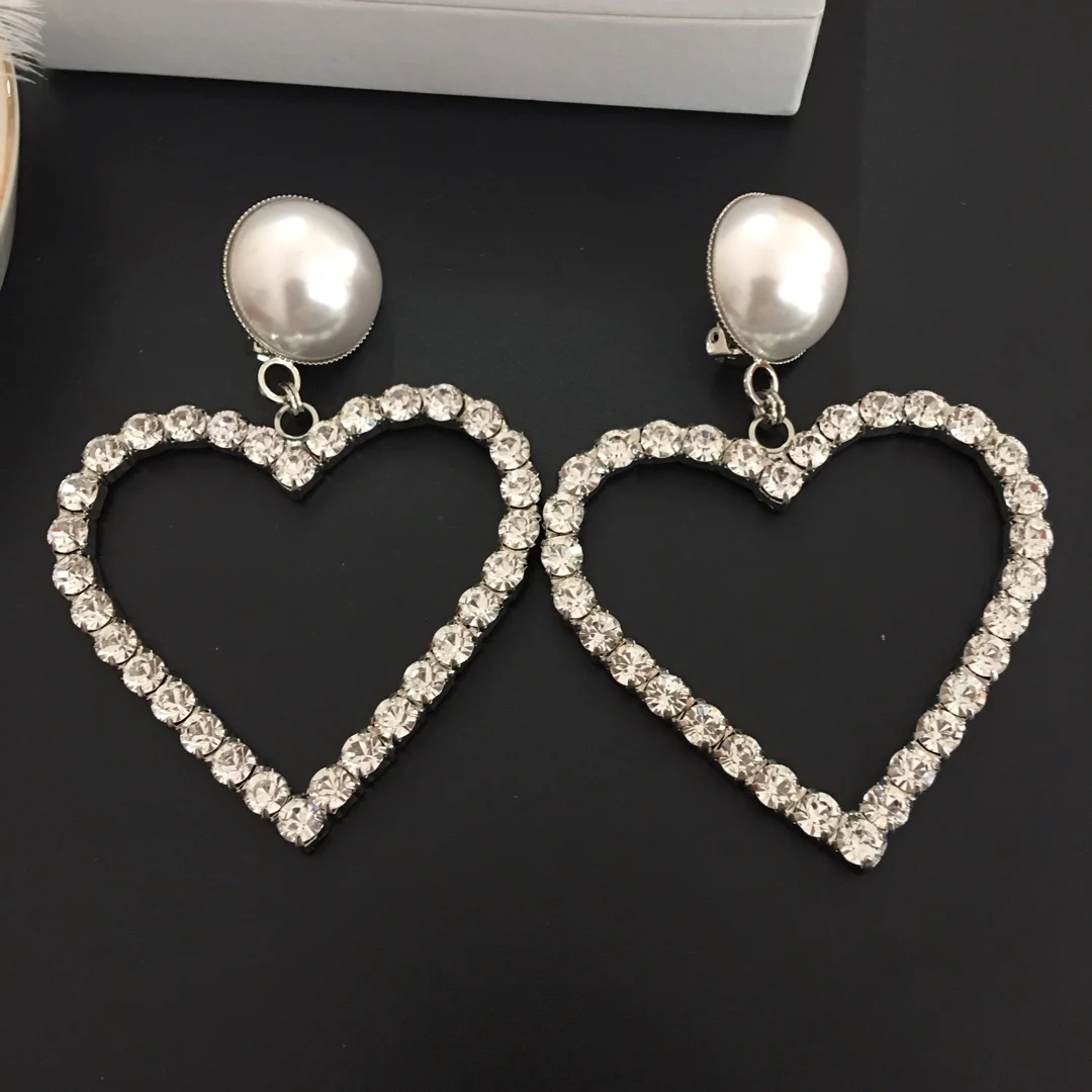 2022AR New Fashion Jewelry Heavy Industry Silver Heart Full of Diamonds Pearl Shining Women Earring Clip
2022AR New Fashion Jewelry Heavy Industry Silver Heart Full of Diamonds Pearl Shining Women Earring Clip