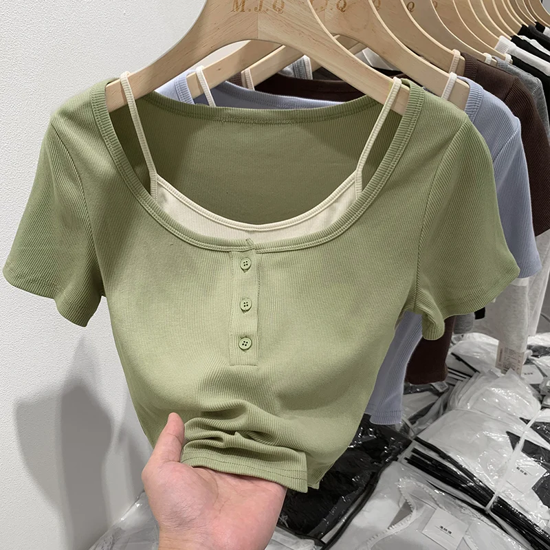 Женские футболки с имитацией двух предметов, новые повседневные рубашки с круглым вырезом и коротким рукавом на пуговицах, модные корейские короткие топы для женщин, лето 2023
Женские футболки с имитацией двух предметов, новые повседневные рубашки с круглым вырезом и коротким рукавом на пуговицах, модные корейские короткие топы для женщин, лето 2023