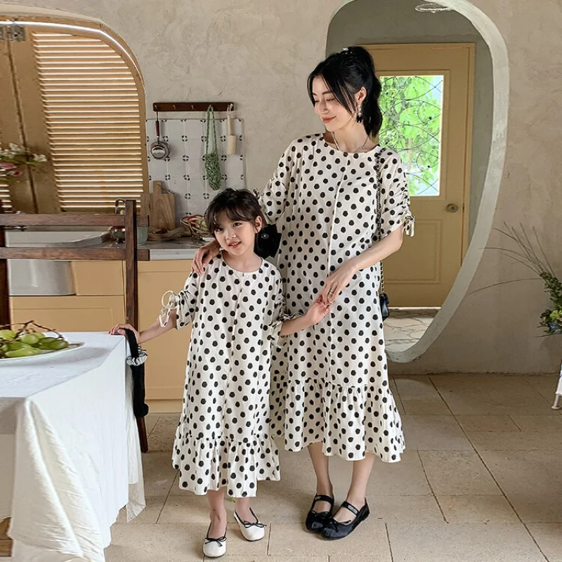 Mom and daughter dress 2023 New in Family matching clothes Summer White wave dot western style princess dress Kids Clothes girl
Mom and daughter dress 2023 New in Family matching clothes Summer White wave dot western style princess dress Kids Clothes girl