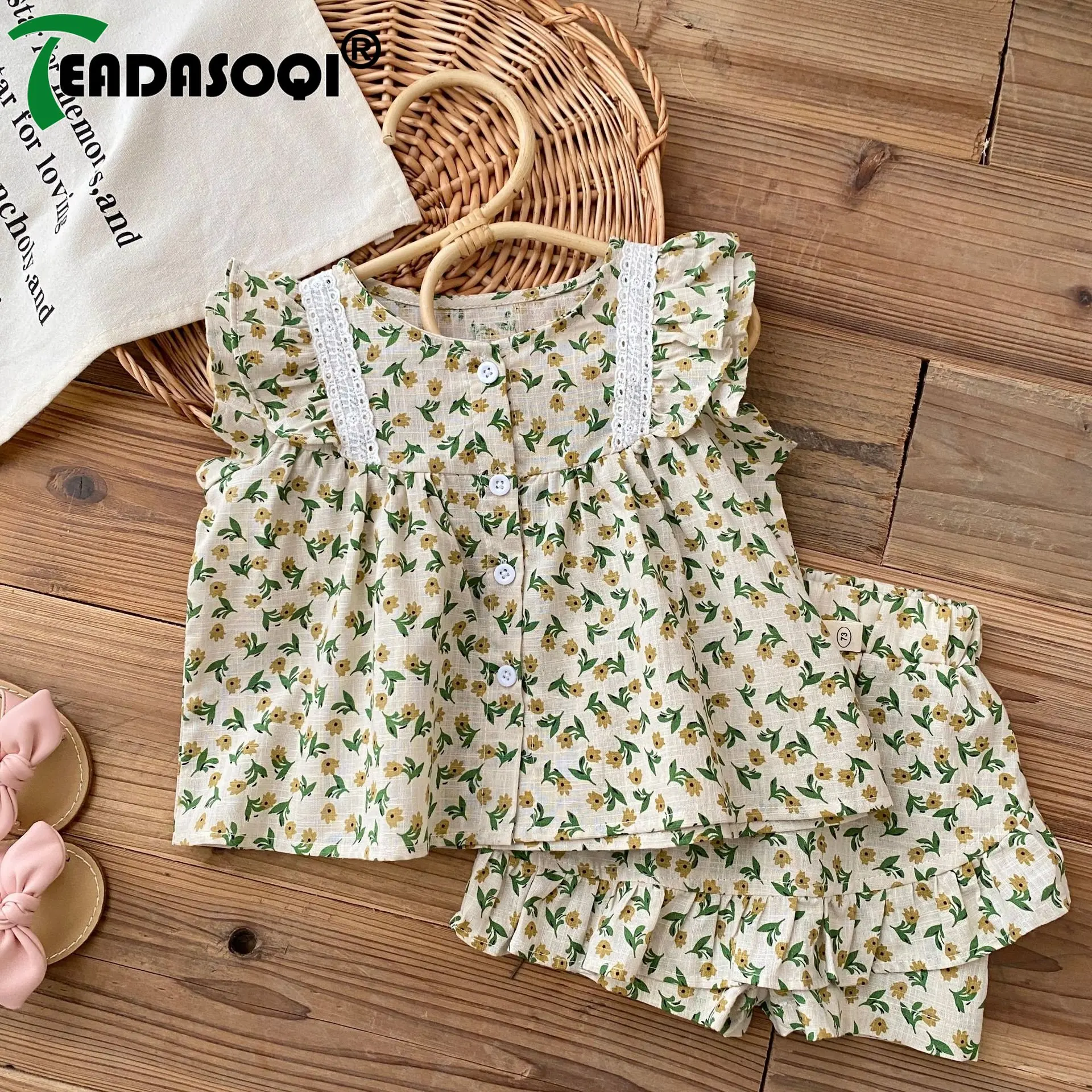 Комплект детской одежды из 2 предметов из 98% хлопка с цветочным принтом
Комплект детской одежды из 2 предметов из 98% хлопка с цветочным принтом