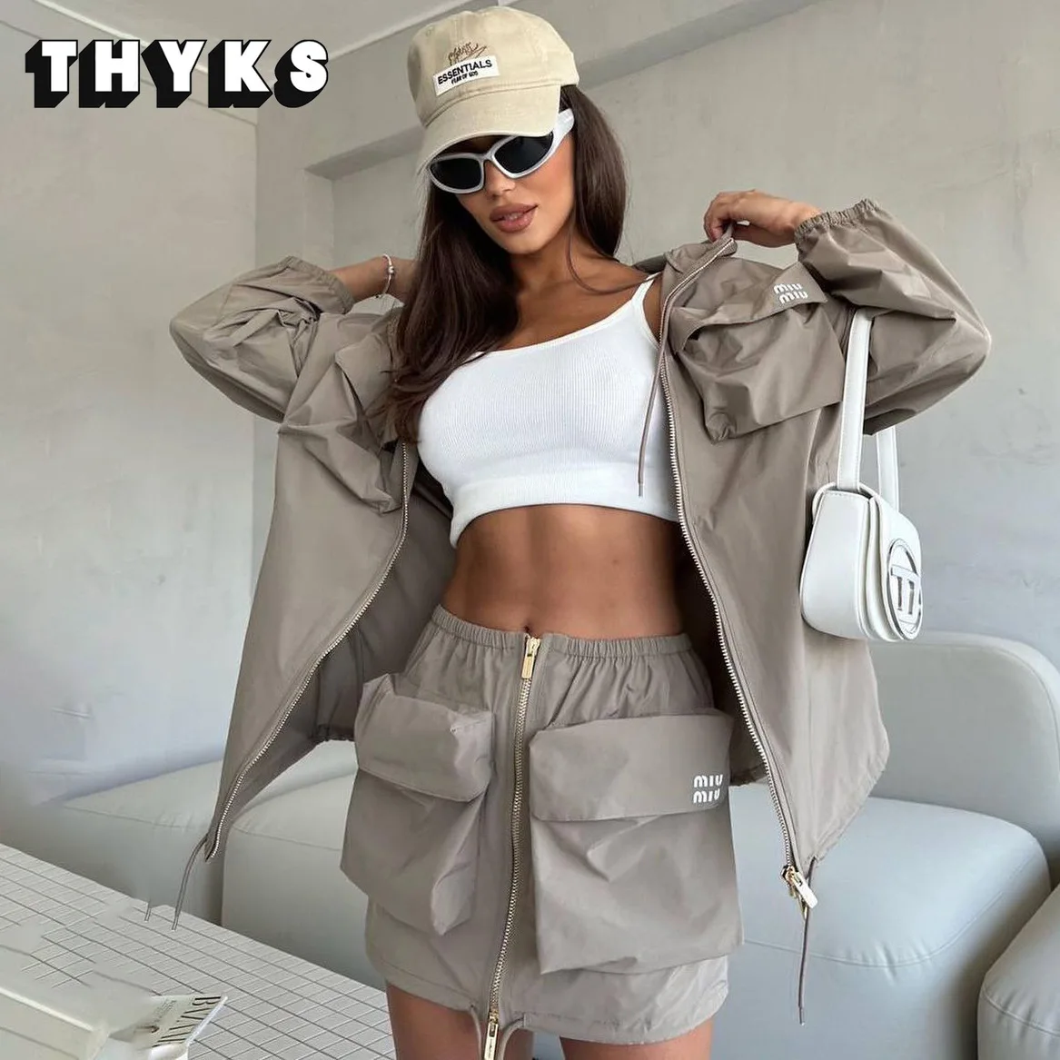 Женский тонкий свободный пиджак с капюшоном и мини-юбка на молнии
Женский тонкий свободный пиджак с капюшоном и мини-юбка на молнии