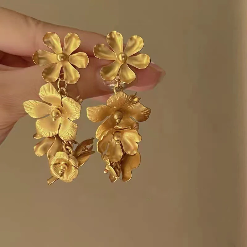 Vintage Flowers Earrings For Women Fragrant Qianjin Ear Studs Metal Pendant Earrings Female Party Jewelry Her Gifts
Vintage Flowers Earrings For Women Fragrant Qianjin Ear Studs Metal Pendant Earrings Female Party Jewelry Her Gifts
