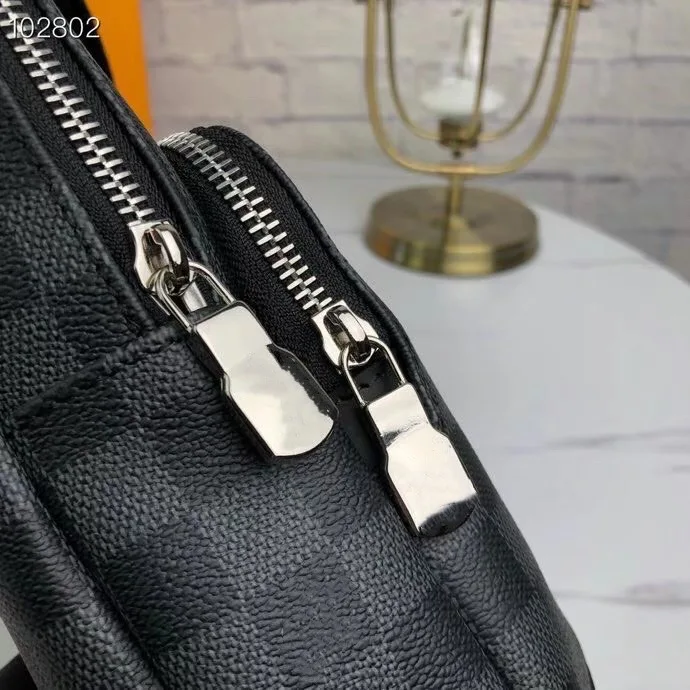 New upgraded men's chest bag quality original customized hardware original leather
New upgraded men's chest bag quality original customized hardware original leather