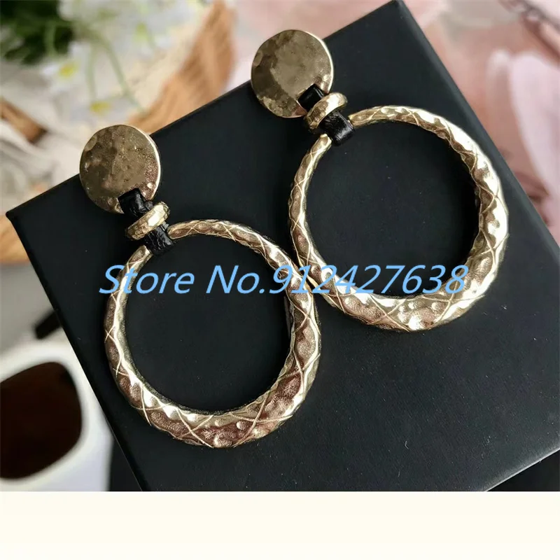 701834 Fashion Fancy Design Famous Brands Gold Asymmetric Earrings Women Luxury Jewelry Top Quality Trend Earings for Women
701834 Fashion Fancy Design Famous Brands Gold Asymmetric Earrings Women Luxury Jewelry Top Quality Trend Earings for Women