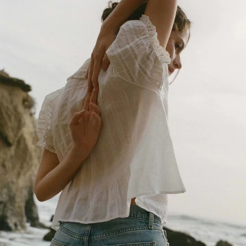 2023 Spring/Summer New Sweet and Cute Doll Neck Lace Spliced Bubble Short Sleeve Women Shirt
2023 Spring/Summer New Sweet and Cute Doll Neck Lace Spliced Bubble Short Sleeve Women Shirt