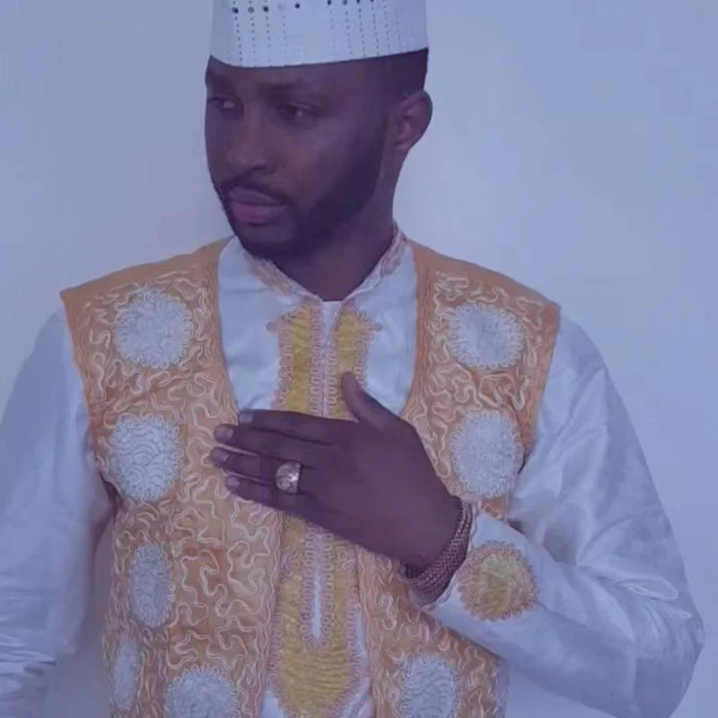 Комплект из 3 предметов, жилет и штаны H & D, с вышивкой, из белого золота
Комплект из 3 предметов, жилет и штаны H & D, с вышивкой, из белого золота