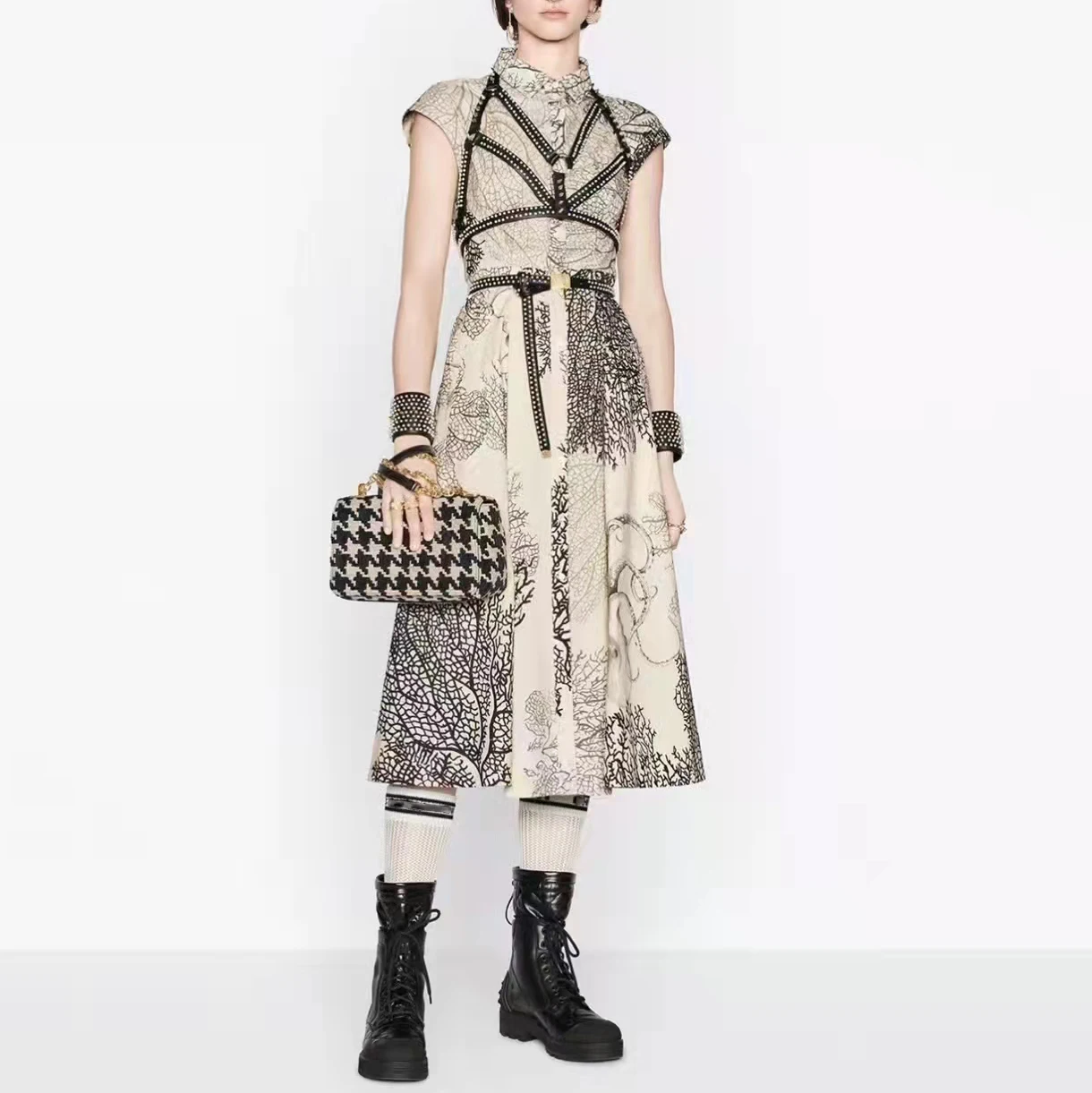 2022 early spring women's clothing star with the same temperament and fashion ink octopus print lapel short-sleeved shirt dress
2022 early spring women's clothing star with the same temperament and fashion ink octopus print lapel short-sleeved shirt dress