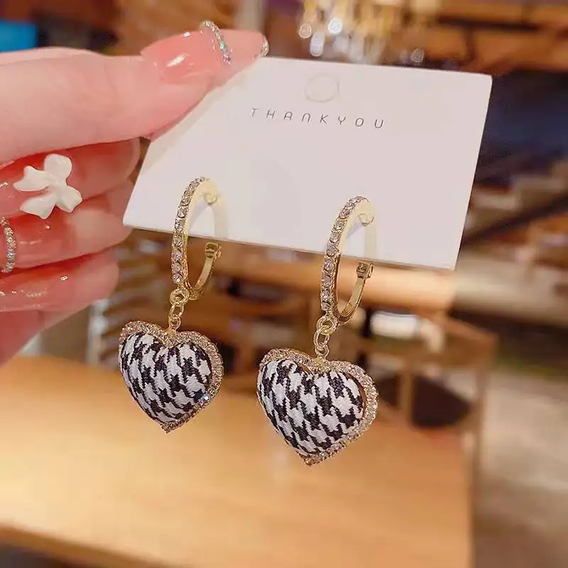 Fabric black and white plaid pendant earrings women's retro trend new fashion pierced earrings women's jewelry
Fabric black and white plaid pendant earrings women's retro trend new fashion pierced earrings women's jewelry