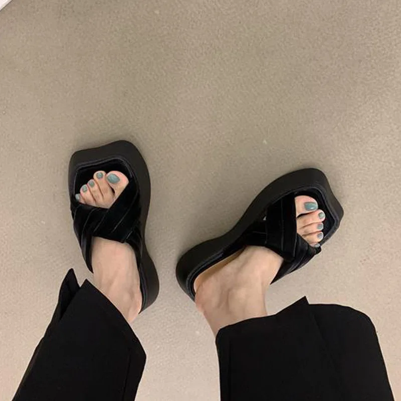 2023 летние шлепанцы на танкетке, высокие женские тапочки, модные уличные шлепанцы с клипсой, качественные пляжные шлепанцы для отпуска
2023 летние шлепанцы на танкетке, высокие женские тапочки, модные уличные шлепанцы с клипсой, качественные пляжные шлепанцы для отпуска