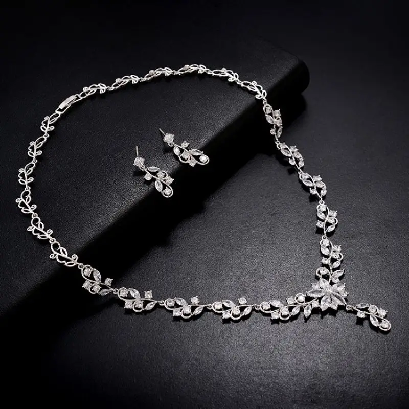 Funmode Korean Style Niche Temperament Bride Zircon Necklace Earrings Two-piece Suit Flower Pendant Wedding Dress Jewelry FS491
Funmode Korean Style Niche Temperament Bride Zircon Necklace Earrings Two-piece Suit Flower Pendant Wedding Dress Jewelry FS491