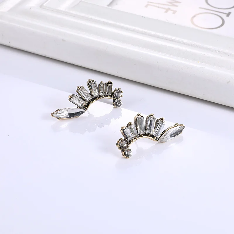 Luxury Retro Antiqued Gold Color Statement Clear Rhinestone C-shaped Stud Earrings for Women Vintage Ear Stud Fashion Jewelry
Luxury Retro Antiqued Gold Color Statement Clear Rhinestone C-shaped Stud Earrings for Women Vintage Ear Stud Fashion Jewelry