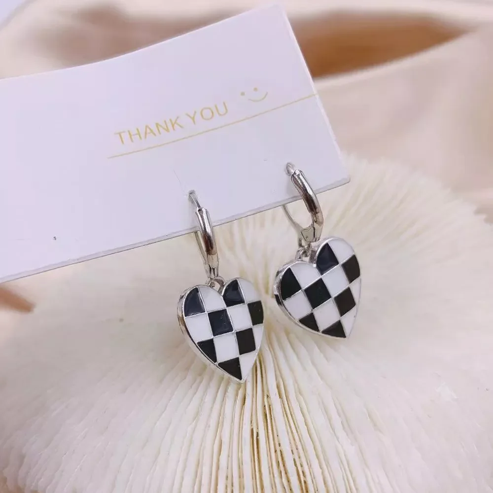 New Heat Pendant Black And White Love Cartilage Drop Dangle Earrings Punk Jewelry For Cool Women Girl Friendship Gifts
New Heat Pendant Black And White Love Cartilage Drop Dangle Earrings Punk Jewelry For Cool Women Girl Friendship Gifts