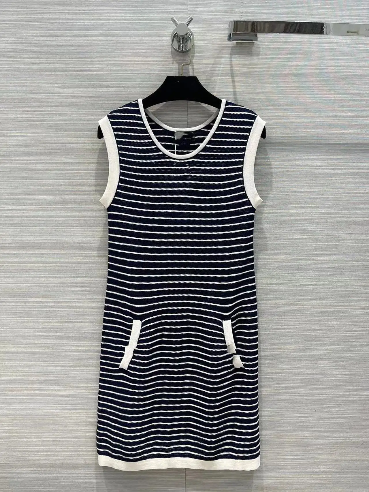 2022 Summer Women Knit Dress Runway Fashion Sleeveless Striped Print Holiday Vacation Sexy Mini Dress Vestidos
2022 Summer Women Knit Dress Runway Fashion Sleeveless Striped Print Holiday Vacation Sexy Mini Dress Vestidos