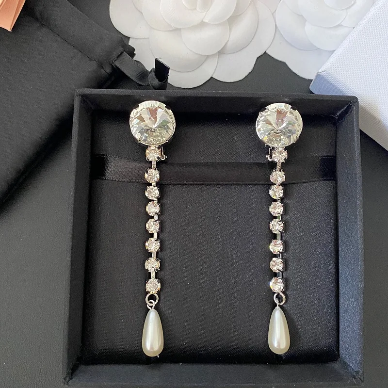 European and American light luxury simple and versatile pearl and long ear clips
European and American light luxury simple and versatile pearl and long ear clips