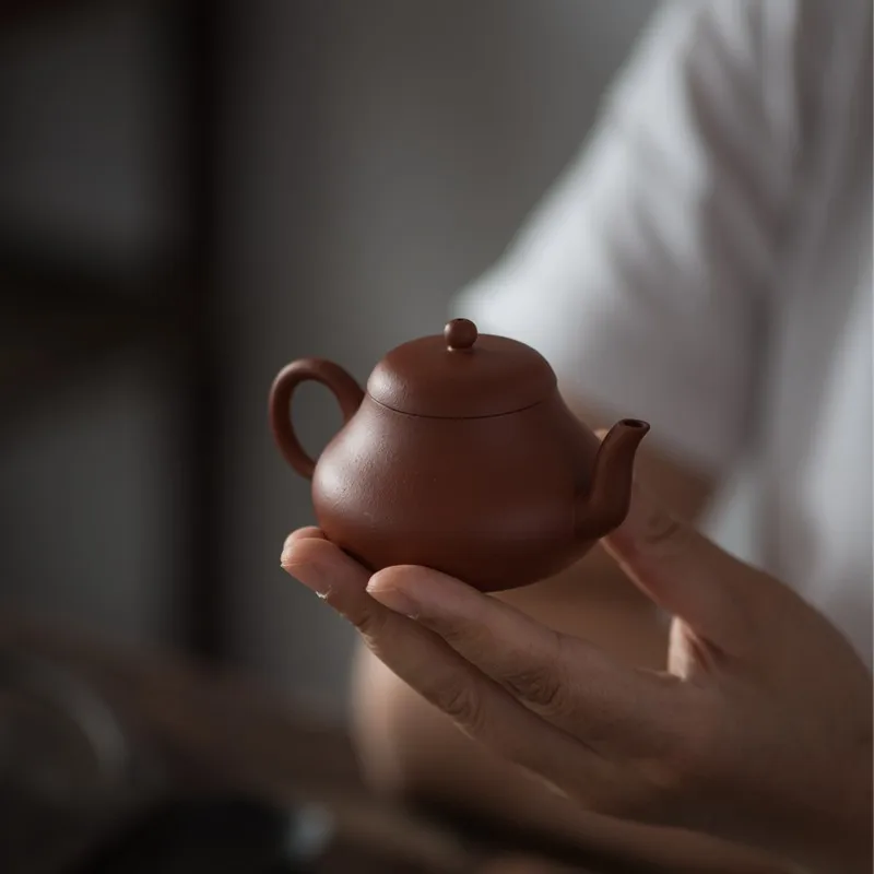 Yixing Фиолетовый Глиняный Чайник Kombucha Rock Tea Oolong чайный сервиз из сырой руды Чжао Чжуан циннабар песок ручной работы Junde чайник Mengchen
Yixing Фиолетовый Глиняный Чайник Kombucha Rock Tea Oolong чайный сервиз из сырой руды Чжао Чжуан циннабар песок ручной работы Junde чайник Mengchen