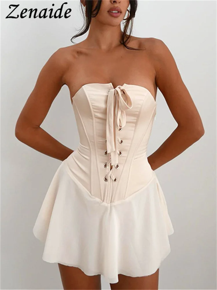 Женское атласное платье-мини с открытыми плечами и открытой спиной 
Женское атласное платье-мини с открытыми плечами и открытой спиной