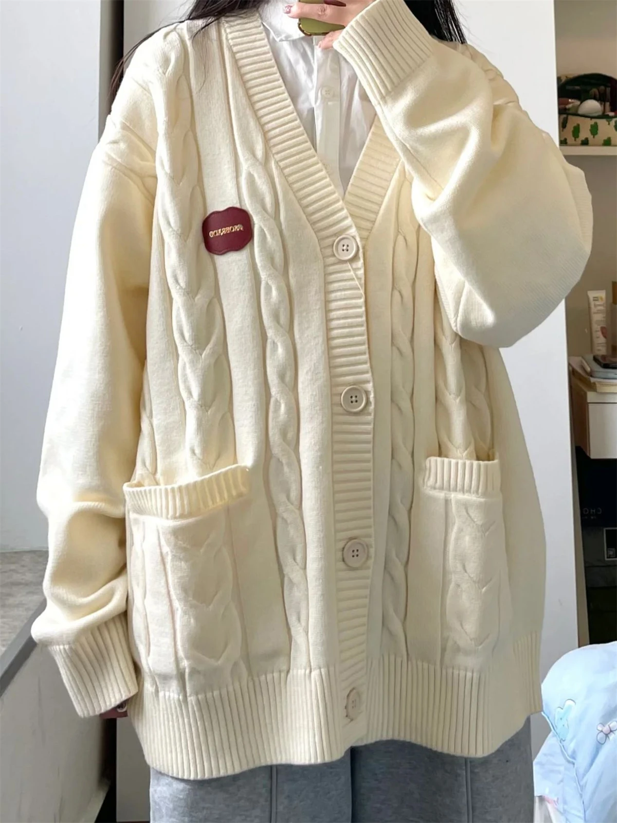 2023 New Spring and Autumn College Style V-neck Fried Dough Twists Sweater Cardigan Women's Korean Version Loose and Versatile
2023 New Spring and Autumn College Style V-neck Fried Dough Twists Sweater Cardigan Women's Korean Version Loose and Versatile
