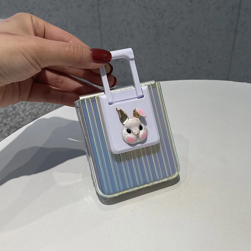 Чехол для Samsung Galaxy ZFlip3, чехол, лазерный красочный чемодан, милый мультяшный кролик с держателем для Z Flip 3 Samsung F7110, чехол
Чехол для Samsung Galaxy ZFlip3, чехол, лазерный красочный чемодан, милый мультяшный кролик с держателем для Z Flip 3 Samsung F7110, чехол