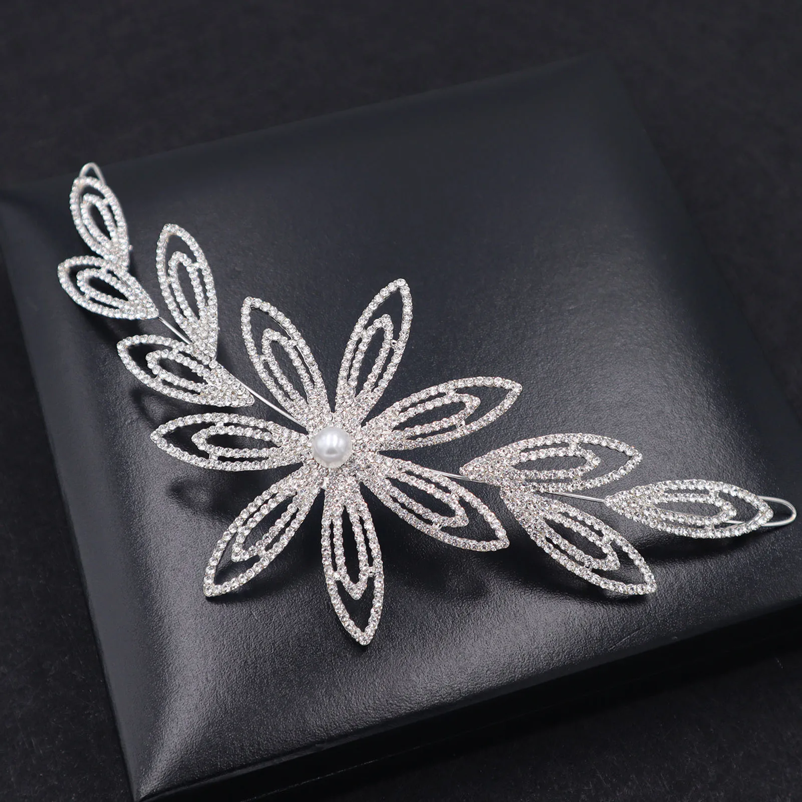 Bride Hair Hoop Silver With Full Of Diamonds Hair Band Wedding Headdress Hairbands For Ladies Ladies Hair Styling Jewelry Nin668
Bride Hair Hoop Silver With Full Of Diamonds Hair Band Wedding Headdress Hairbands For Ladies Ladies Hair Styling Jewelry Nin668