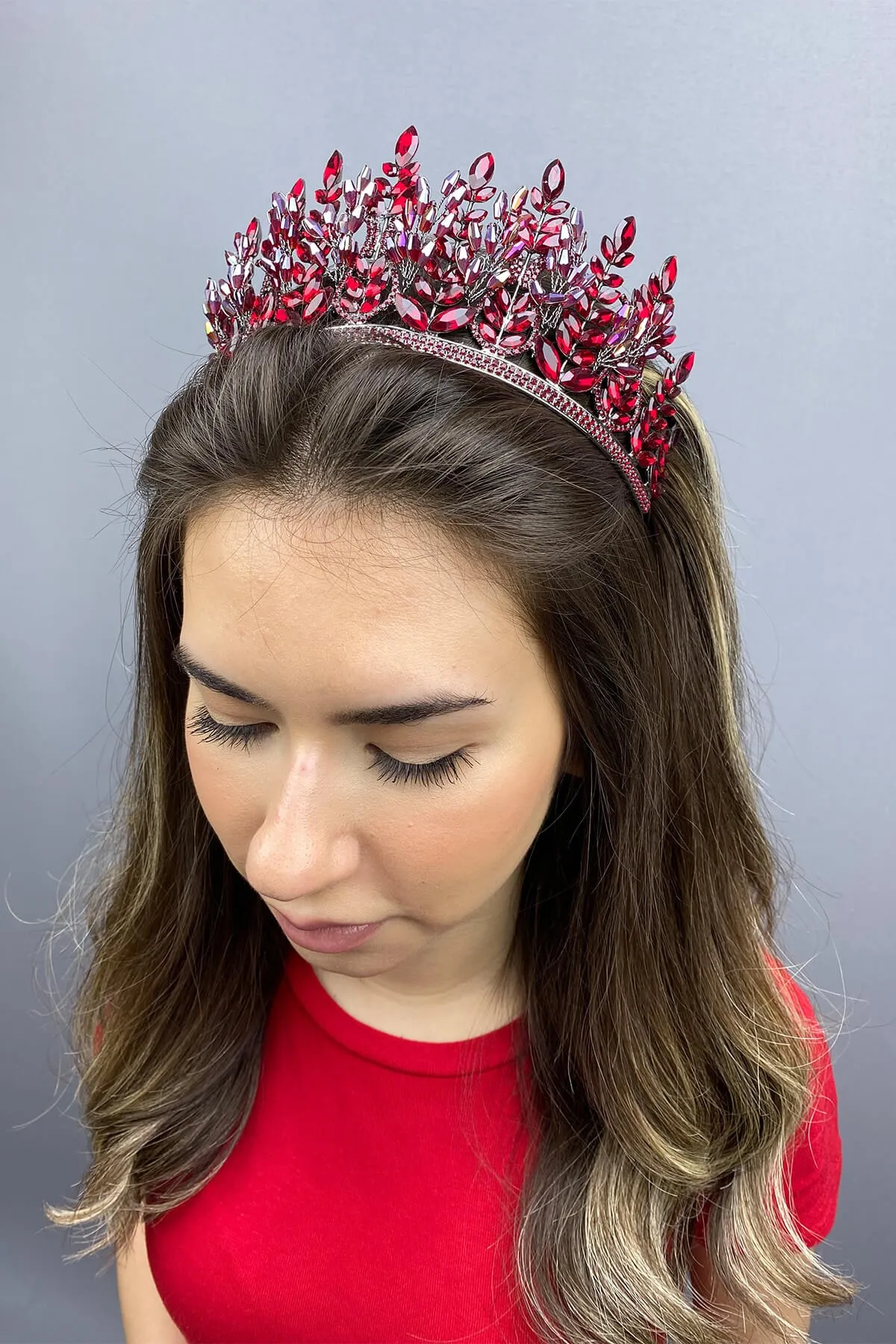 Claret Red Dress Model Bride Henna Crown
Claret Red Dress Model Bride Henna Crown