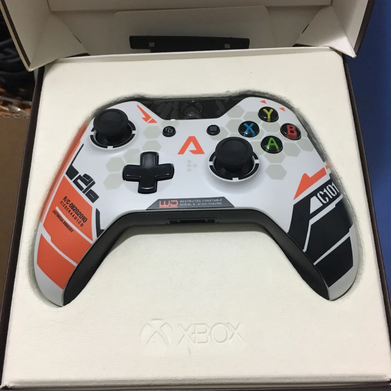 Новый оригинальный вибрирующий проводной геймпад Xboxone поколения с титановым корпусом
Новый оригинальный вибрирующий проводной геймпад Xboxone поколения с титановым корпусом