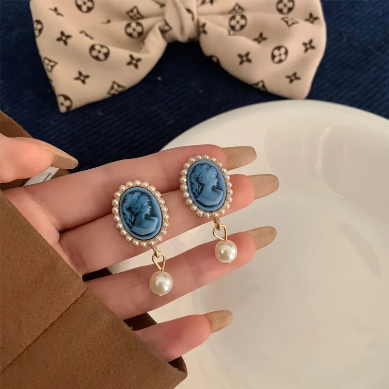2022 New Vintage Blue Portrait Pearl Baroque Court Style Pendant Earrings For Women Personality Niche Korean Fashion Party Gifts
2022 New Vintage Blue Portrait Pearl Baroque Court Style Pendant Earrings For Women Personality Niche Korean Fashion Party Gifts