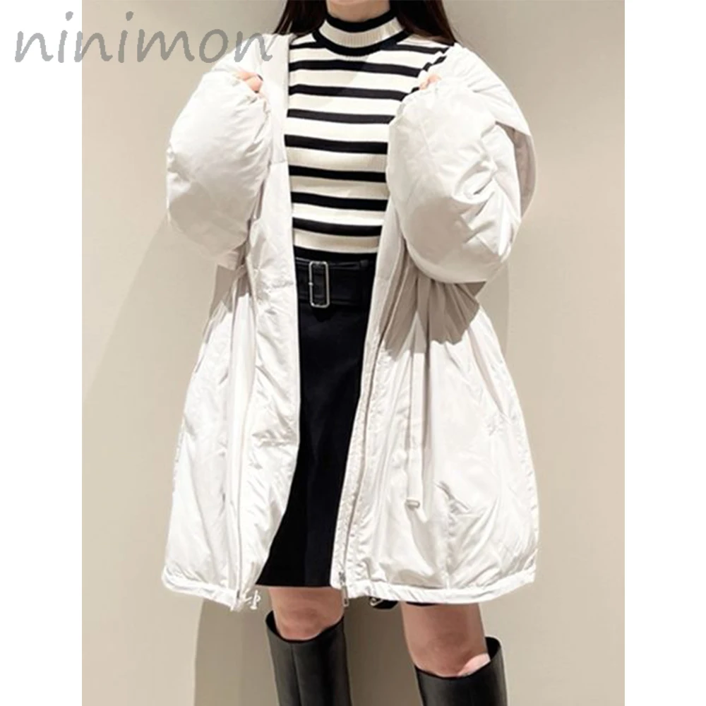 Зимнее теплое пальто NINIMON, Женский однотонный пуховик средней длины на молнии с капюшоном и завязками на талии
Зимнее теплое пальто NINIMON, Женский однотонный пуховик средней длины на молнии с капюшоном и завязками на талии