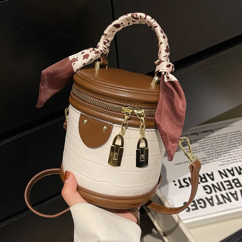 High Quality Women's Retro Shoulder Bag 2022 New Women's Bag Trendy Fashion Handbag Western Style Messenger Bag Bucket Bag Women
High Quality Women's Retro Shoulder Bag 2022 New Women's Bag Trendy Fashion Handbag Western Style Messenger Bag Bucket Bag Women