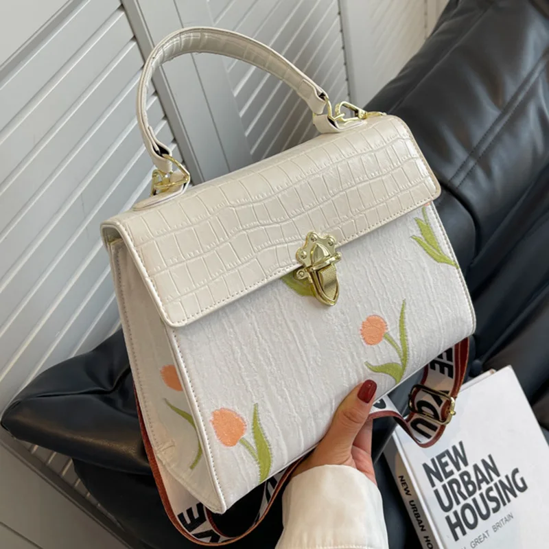Fashion Women Flap Crossbody Bags Brand Design Printing Flower PU Leather Handbag Wide Strap Female White Black Shoulder Bags
Fashion Women Flap Crossbody Bags Brand Design Printing Flower PU Leather Handbag Wide Strap Female White Black Shoulder Bags
