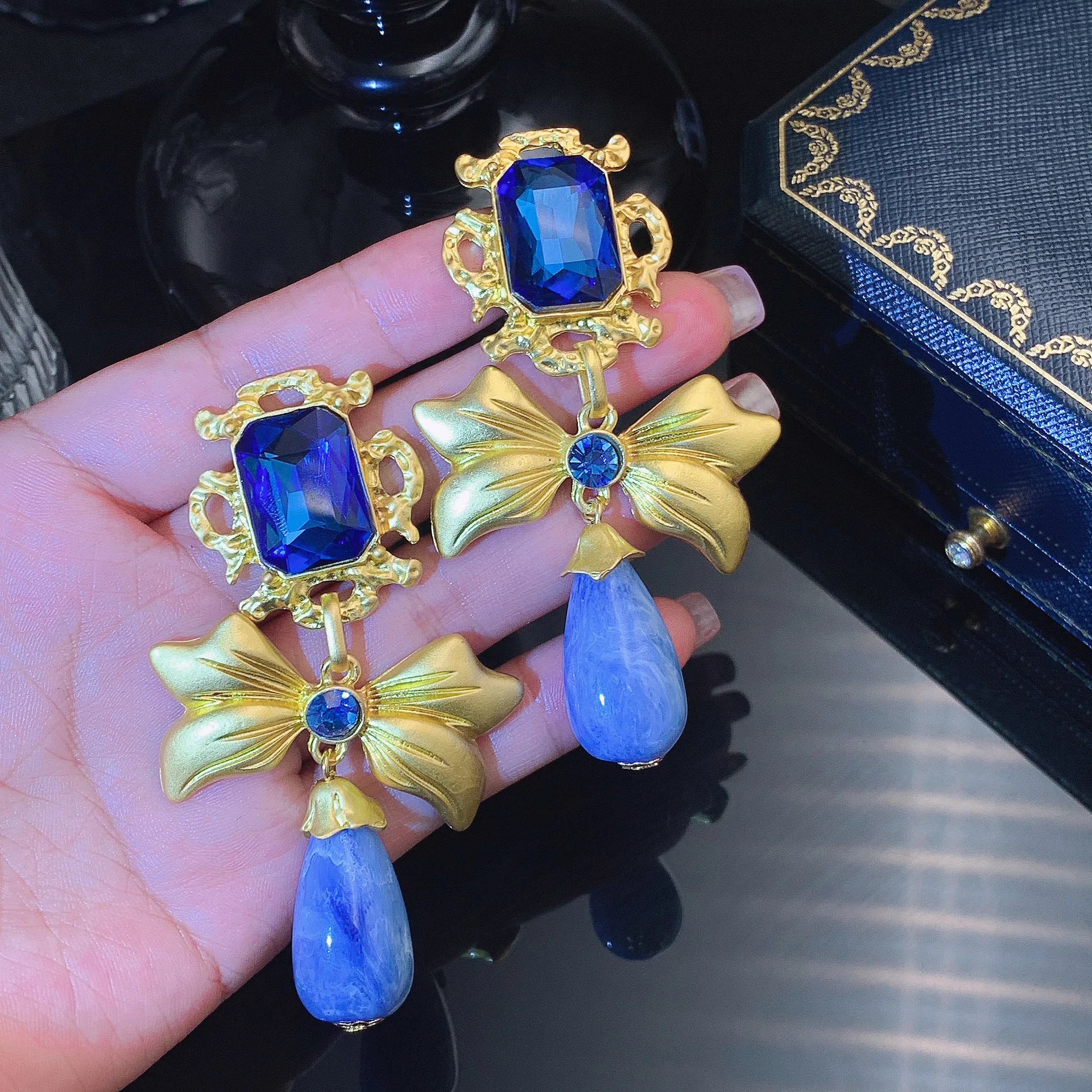 MeiBaPJ Luxury Blue Square Zirconium Bow Painted With Colored Water Drops Earrings Vintage Style Party Gift Fine Fashion Girls
MeiBaPJ Luxury Blue Square Zirconium Bow Painted With Colored Water Drops Earrings Vintage Style Party Gift Fine Fashion Girls