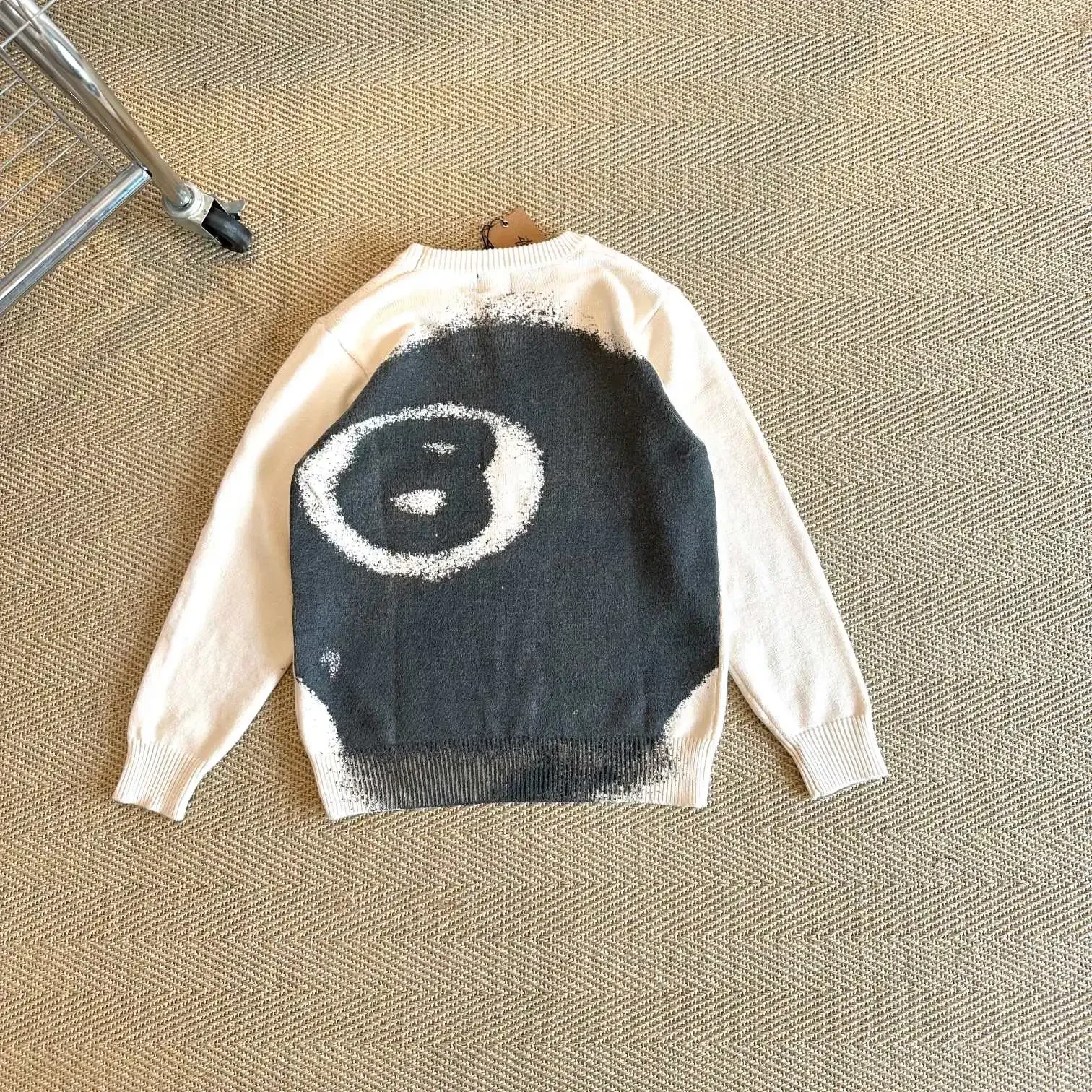 Свитер зимний черный с круглым вырезом и принтом
Свитер зимний черный с круглым вырезом и принтом