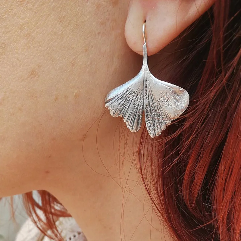 Vintage Ginkgo Leaf Ear Hook Hanging Earrings For Women Statement Design Metal Dangle Earrings Fashion Jewelry Female Bijoux
Vintage Ginkgo Leaf Ear Hook Hanging Earrings For Women Statement Design Metal Dangle Earrings Fashion Jewelry Female Bijoux