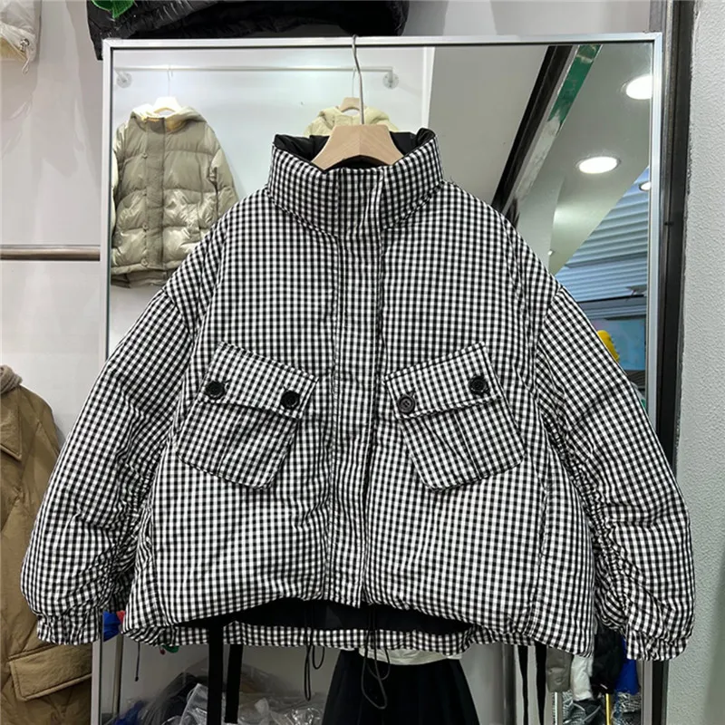 Korean Houndstooth Plaid Short Down Jacket Winter New Women Loose Stand Collar Warm White Duck Down Parka Casual Doudoune Femme
Korean Houndstooth Plaid Short Down Jacket Winter New Women Loose Stand Collar Warm White Duck Down Parka Casual Doudoune Femme