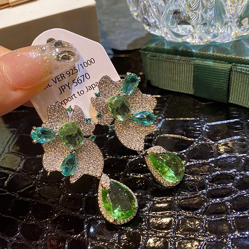 Exaggerated luxury color irregular flower green drop earrings special design vintage wedding fine jewelry
Exaggerated luxury color irregular flower green drop earrings special design vintage wedding fine jewelry