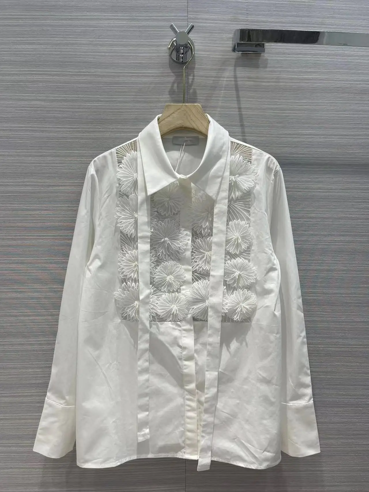 Fyion High Quality Women's Top Fashion Runway Floral Embroidery Blouse Long Sleeves White Single Breasted Summer 2022 New Blouse
Fyion High Quality Women's Top Fashion Runway Floral Embroidery Blouse Long Sleeves White Single Breasted Summer 2022 New Blouse