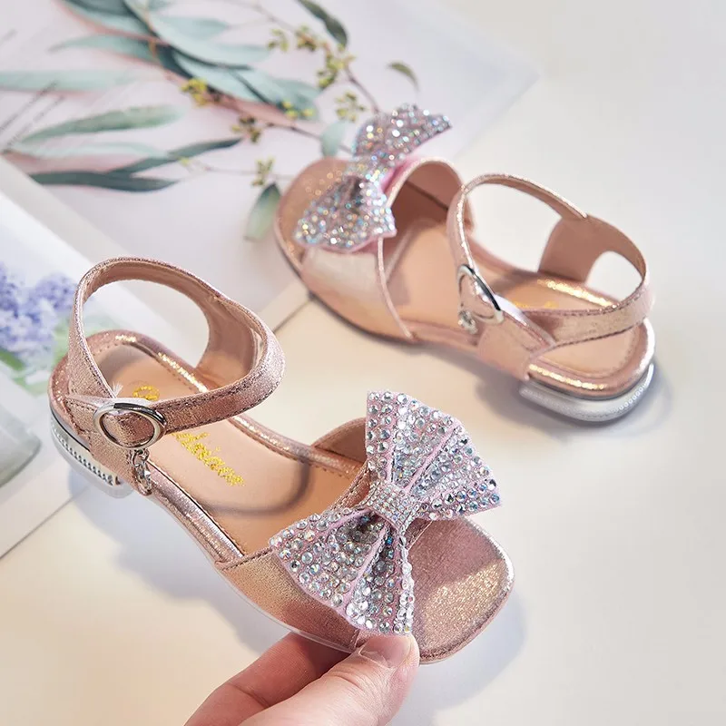 2022 New Summer Fashion Rhinestones Bow Girls Sandals Princess Shoes Little Girls Student Sandals Open Toe Non-slip Beach Sandal
2022 New Summer Fashion Rhinestones Bow Girls Sandals Princess Shoes Little Girls Student Sandals Open Toe Non-slip Beach Sandal