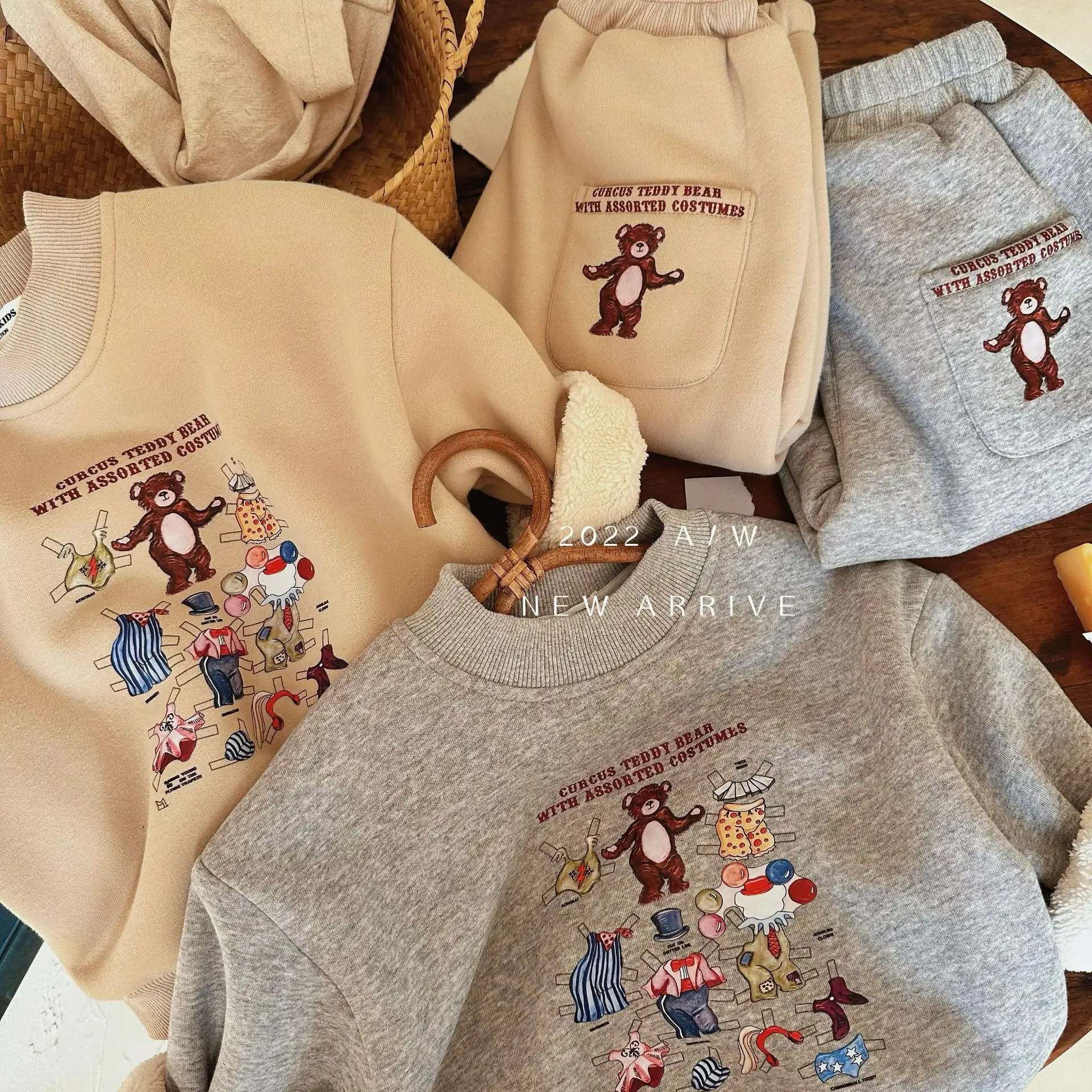 Children suit 2023 slanted eyes winter new private cartoon bear baby suit thickening two-piece tide
Children suit 2023 slanted eyes winter new private cartoon bear baby suit thickening two-piece tide