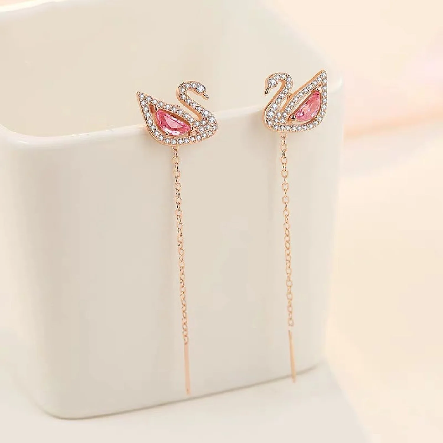 Новинка 2023 г., длинные серьги в виде розового лебедя, серебряные серьги-иглы в суперсказочном стиле с кисточками, изящные роскошные украшения в виде белого лебедя для женщин 
Новинка 2023 г., длинные серьги в виде розового лебедя, серебряные серьги-иглы в суперсказочном стиле с кисточками, изящные роскошные украшения в виде белого лебедя для женщин