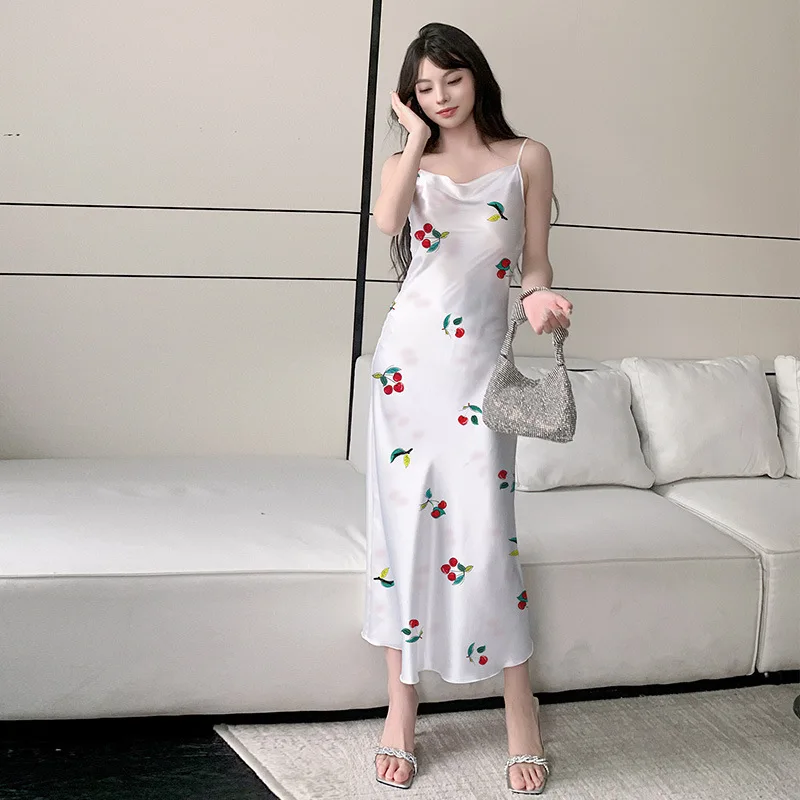 Ночная сорочка Женская атласная на бретельках с принтом
Ночная сорочка Женская атласная на бретельках с принтом