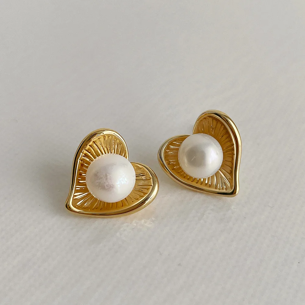 Luxury Design Love Heart Pearl Earrings Simple Metal Drop Earrings for Women Party Jewelry 
Luxury Design Love Heart Pearl Earrings Simple Metal Drop Earrings for Women Party Jewelry