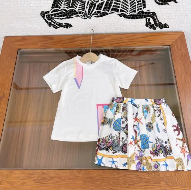 Summer new girls' Western style suit skirt Digital printing T-shirt + pleated skirt
Summer new girls' Western style suit skirt Digital printing T-shirt + pleated skirt