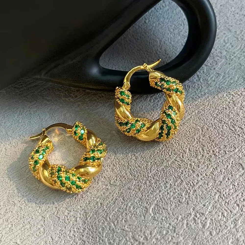 European and American style metallic green flash diamond light luxurious flower retro gold inlaid earrings
European and American style metallic green flash diamond light luxurious flower retro gold inlaid earrings