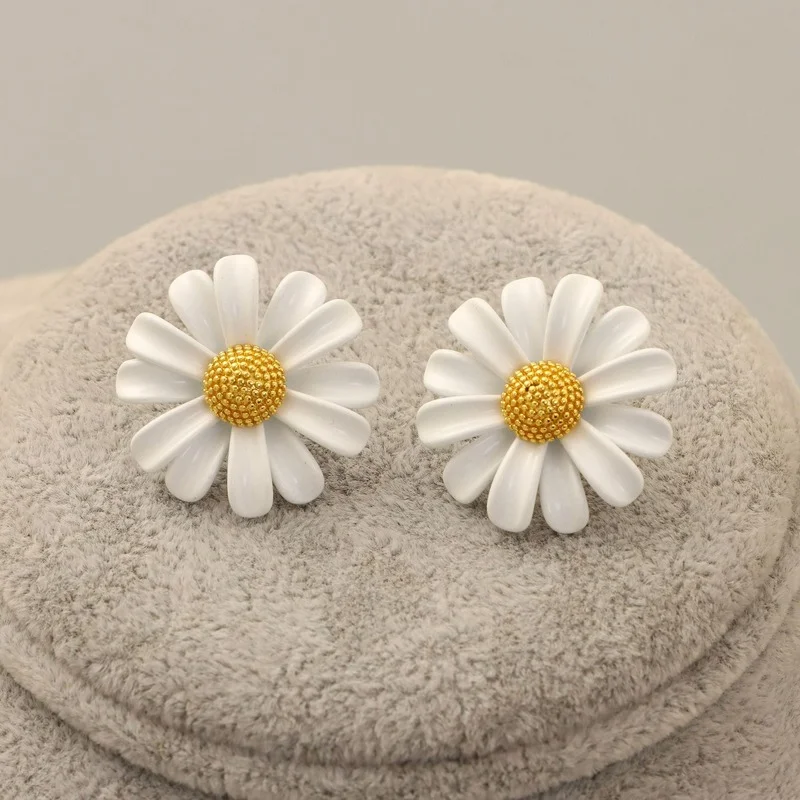 Japan And South Korea Ins New Fashion White Daisy Earrings Female Small Fresh Solid Color Earrings
Japan And South Korea Ins New Fashion White Daisy Earrings Female Small Fresh Solid Color Earrings