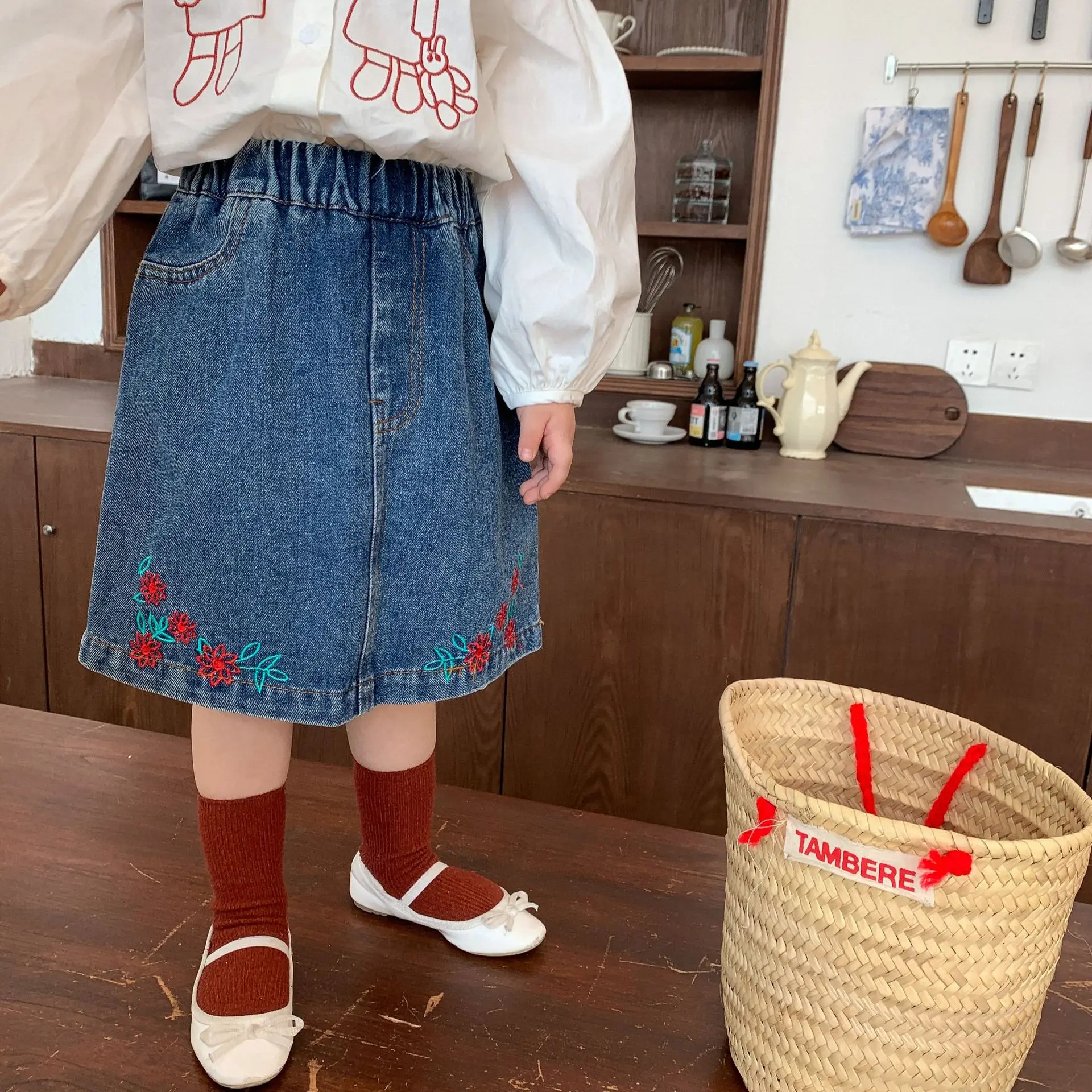 Korean Style 2023 Girls Skirt New Girl Spring Clothing Korean Cute Clothes Baby Floral Mid-length Embroidery Children's Denim
Korean Style 2023 Girls Skirt New Girl Spring Clothing Korean Cute Clothes Baby Floral Mid-length Embroidery Children's Denim