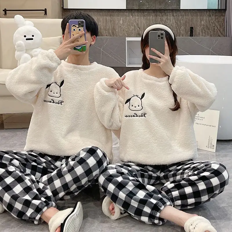 Kawaii Sanrios серия аниме Pachacco осень зима мультфильм милый коралловый флис домашние теплые парные пижамы рождественские подарки
Kawaii Sanrios серия аниме Pachacco осень зима мультфильм милый коралловый флис домашние теплые парные пижамы рождественские подарки