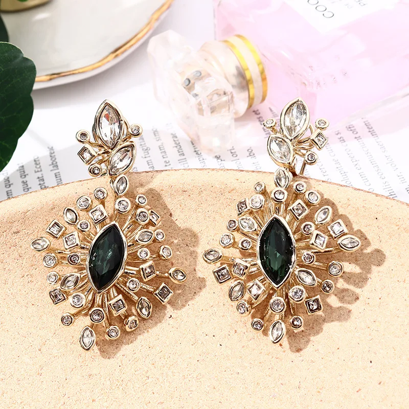 European and American Full Diamond Angel Eye Stud Earrings Elegant Stud Earrings
European and American Full Diamond Angel Eye Stud Earrings Elegant Stud Earrings