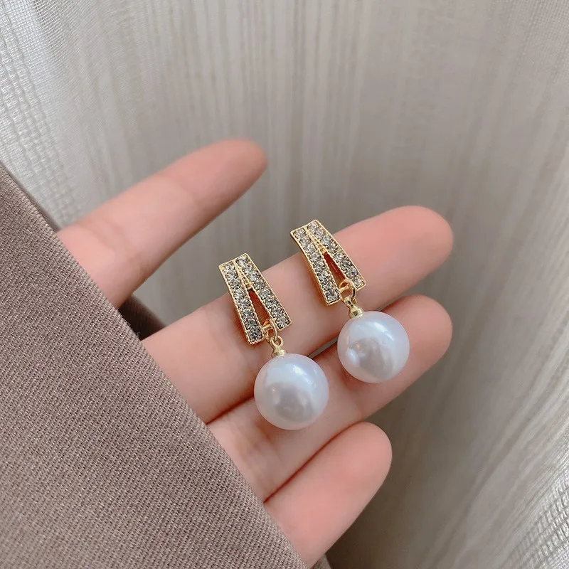 Корейские модные ретро серьги-подвески с кристаллами и жемчугом для женщин винтажные модные геометрические дизайнерские эффектные ювелир...
Корейские модные ретро серьги-подвески с кристаллами и жемчугом для женщин винтажные модные геометрические дизайнерские эффектные ювелир...