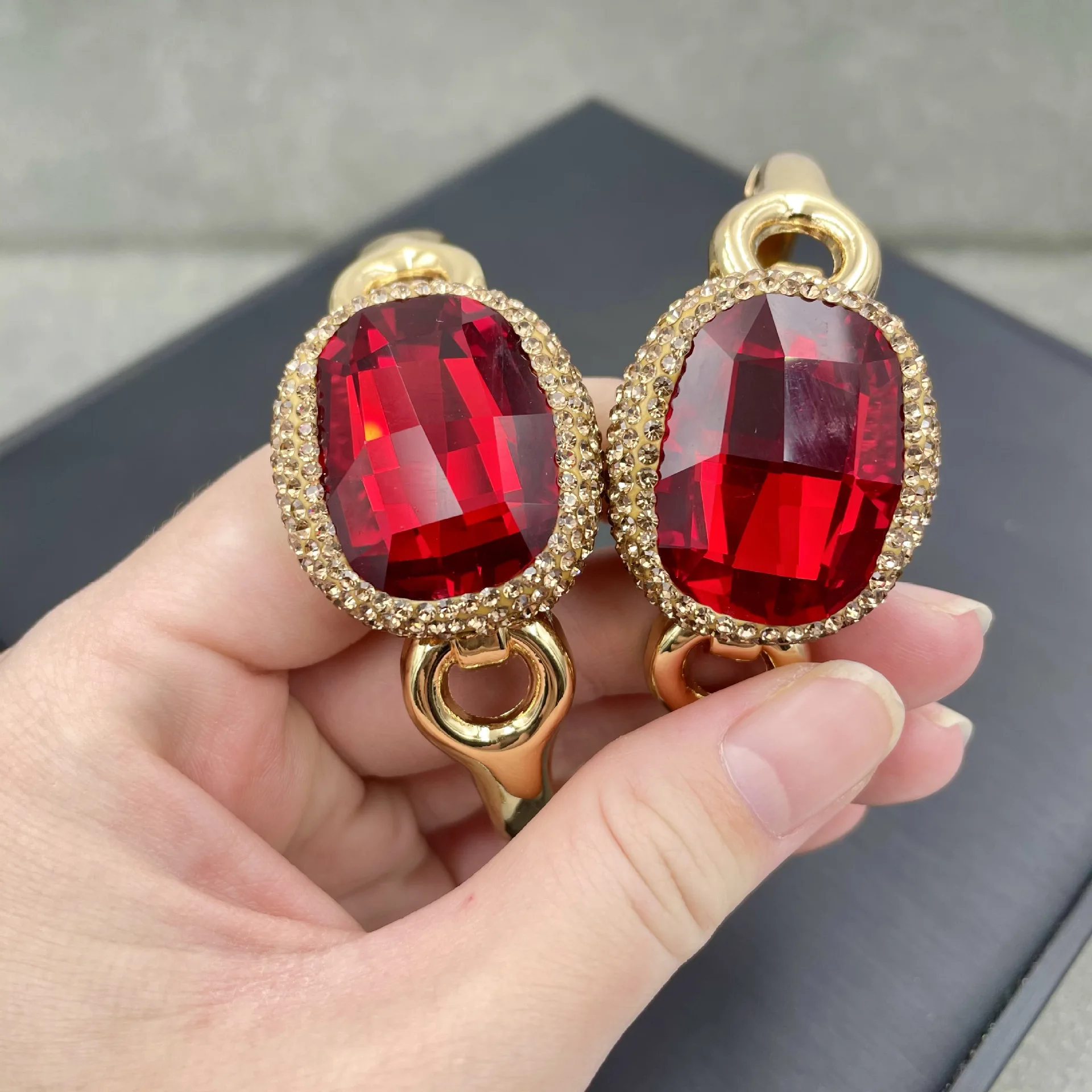 New synthetic ruby crystal ladies personality simple exquisite luxury girl fashion beautiful popular atmosphere bracelet jewelry
New synthetic ruby crystal ladies personality simple exquisite luxury girl fashion beautiful popular atmosphere bracelet jewelry