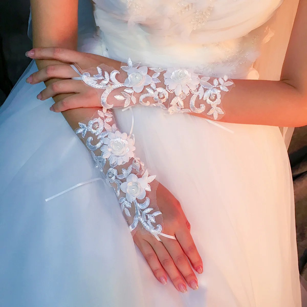 

1 Pair Ivory Bridal Gloves Elegant Short Paragraph Pearl Beaded Lace Glove Women Beautiful Wedding Party Accessories